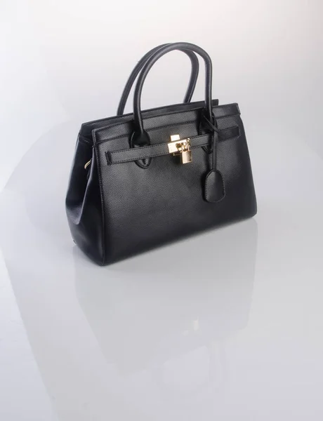 Tasche oder weibliche Tasche schwarzer Farbe auf einem Hintergrund. — Stockfoto