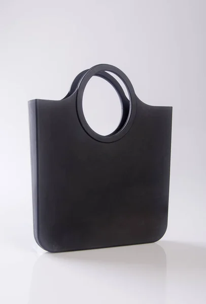 Tasche oder weibliche Tasche schwarzer Farbe auf einem Hintergrund. — Stockfoto