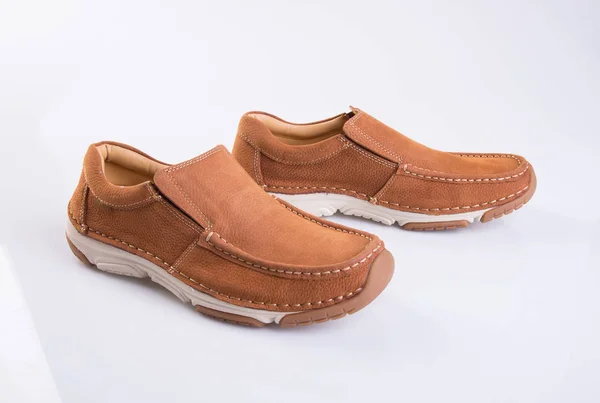 Scarpe o scarpe da uomo di colore marrone su uno sfondo . — Foto Stock