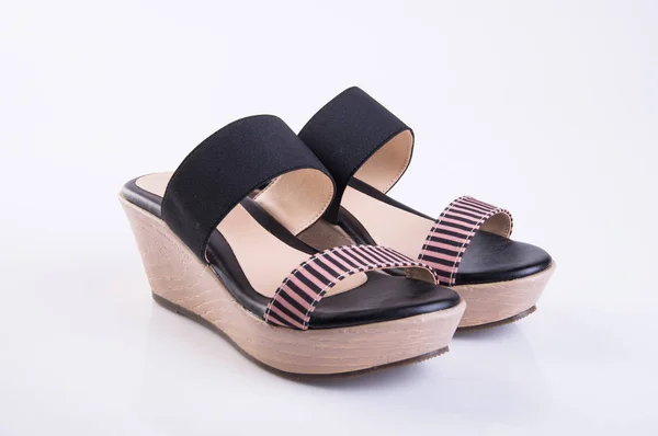 Chaussure ou chaussures de dame de couleur noire sur un fond . — Photo