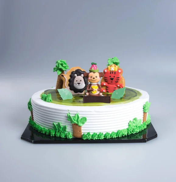 ケーキや創造的な動物背景をテーマにしたケーキ. — ストック写真