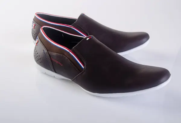 Sapato ou sapatos masculinos de cor preta em um fundo . — Fotografia de Stock