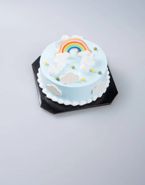 Pastel o pastel de cumpleaños sobre un fondo . — Foto de Stock