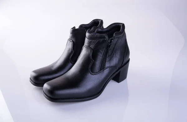靴や背景に黒い色の女性靴. — ストック写真