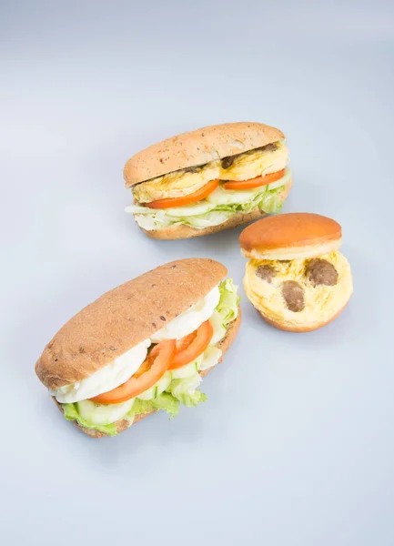 Sandwich oder leckeres Eiersandwich auf Hintergrund. — Stockfoto