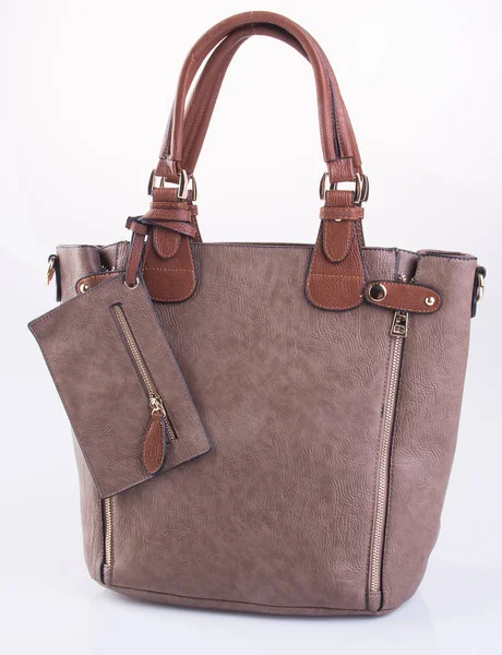 Sac ou sac à main femme en cuir marron sur fond . — Photo
