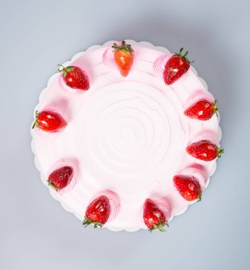 pasta ya da kek çilek bir arka plan üzerinde.