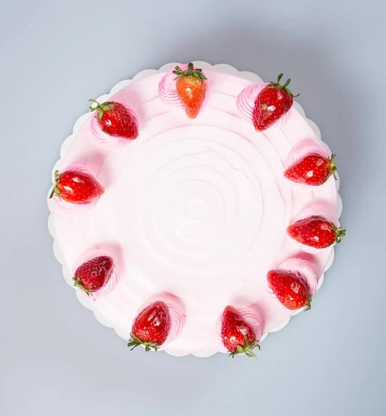 Taart of cake met aardbeien op een achtergrond. — Stockfoto