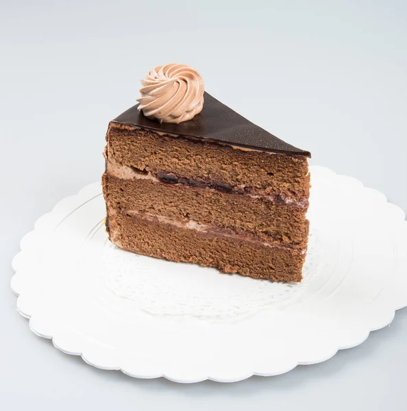 Gâteau ou tranche de gâteau au chocolat sur un fond . — Photo