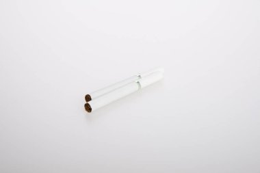 Sigara veya bir arka plan üzerinde filtreli Sigara.