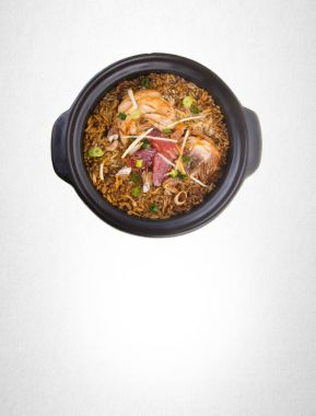 Claypot tavuk pilav ve tavuk pirinç bir arka plan üzerinde.