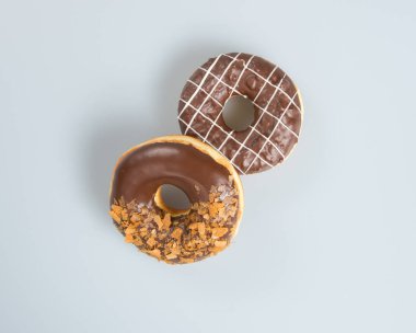 çörek veya bir arka plan üzerinde çikolatalı çörek.