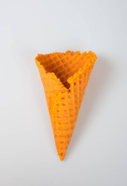 Dondurma külahı veya boş dondurma koni arka planda.