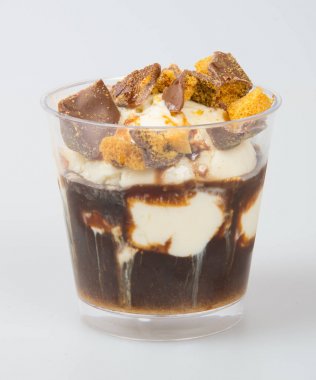 Affogato veya Affogato bir arka plan üzerinde kahve.