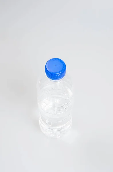 Water of fles van Water op een achtergrond. — Stockfoto