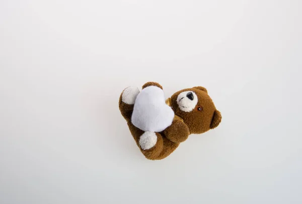 Urso de brinquedo ou brinquedo em um fundo . — Fotografia de Stock