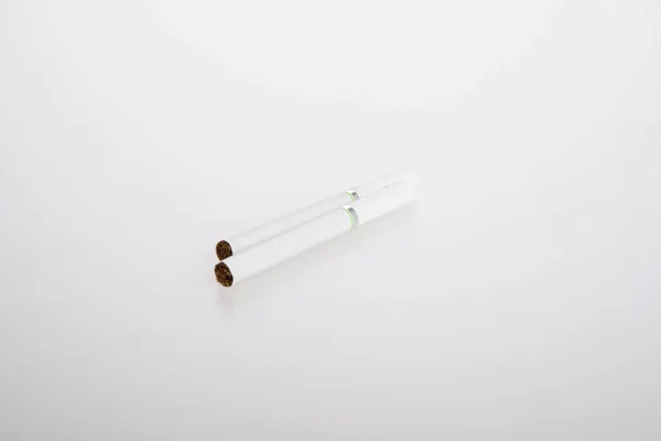 Cigarett eller cigarett med filter på en bakgrund. — Stockfoto