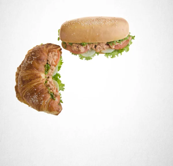 Σάντουιτς ή χοτ-ντογκ σάντουιτς στο φόντο. — Φωτογραφία Αρχείου