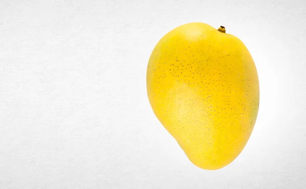 マンゴーや背景に黄色のマンゴー. — ストック写真