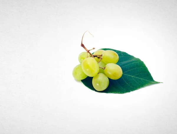 Uvas ou uvas verdes em um fundo . — Fotografia de Stock