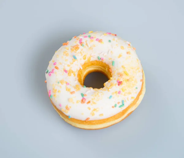 Donuts or delicious donuts in tray on background. — Stock Photo, Image