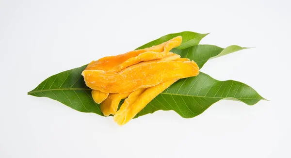 Fette di mango essiccate o di mango essiccate su uno sfondo . — Foto Stock