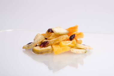 Kurutulmuş meyve veya arka plan üzerinde çeşitli Konserve sebzeleri.