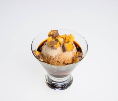 Affogato veya Affogato bir arka plan üzerinde kahve.