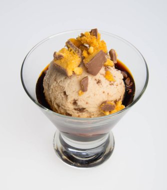 Affogato veya Affogato bir arka plan üzerinde kahve.