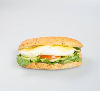 sandviç ya da arka planda sosisli sandviç.