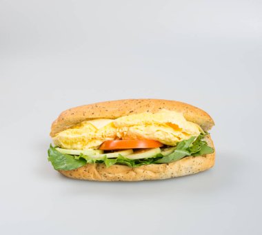 sandviç ya da arka planda sosisli sandviç.