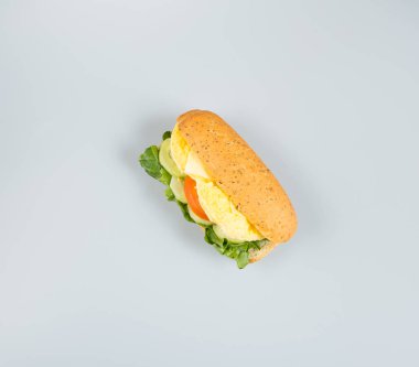 sandviç ya da arka planda sosisli sandviç.