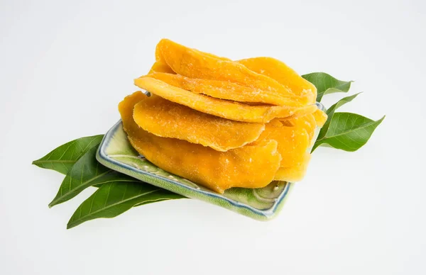 Torkad Mango eller torkad Mango skivor på en bakgrund. — Stockfoto