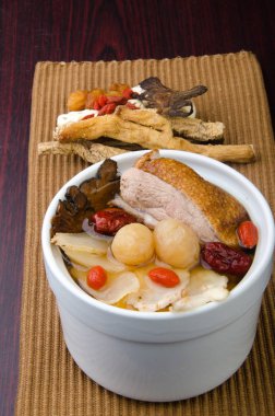 tencerede, Çin yemeği stili tavuk ve ot çorbası.