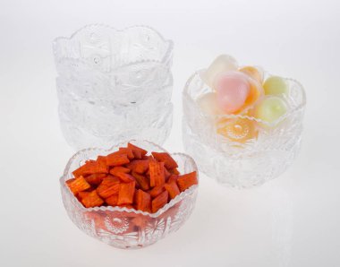 abur cubur beyaz zemin üzerine