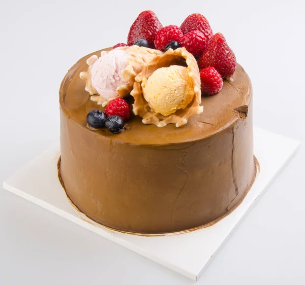 Pastel o pastel de cumpleaños de helado en un fondo . —  Fotos de Stock