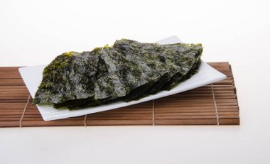 Deniz yosunu. arka plan üzerinde kuru deniz yosunu