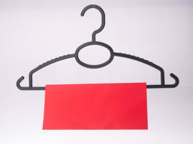 Askı. etiketi arka plan üzerinde elbise askısı