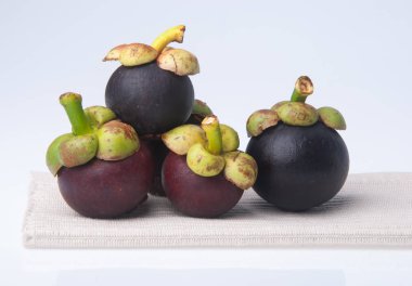 mangosten meyve ve kesit kalınlığında mor deri gösterilen