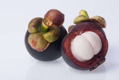 mangosten meyve ve kesit kalınlığında mor deri gösterilen