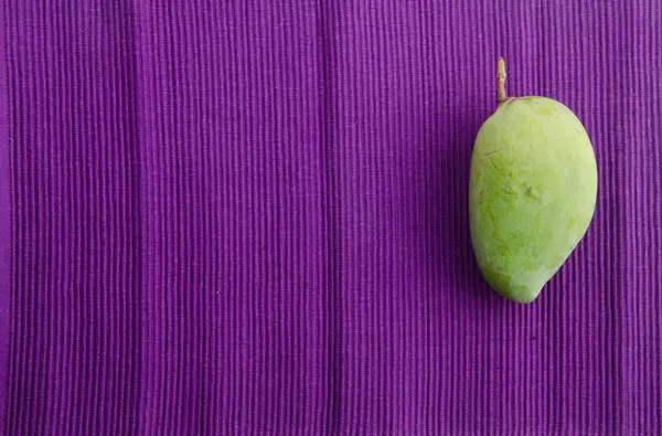 Манго. зелений манго на білому фоні — стокове фото