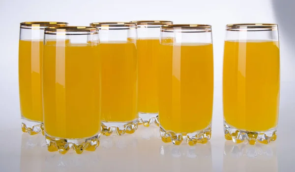 Fullt glas apelsinjuice på bakgrund — Stockfoto