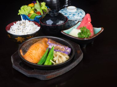 Japon mutfağı. sıcak tabak balık arka planda