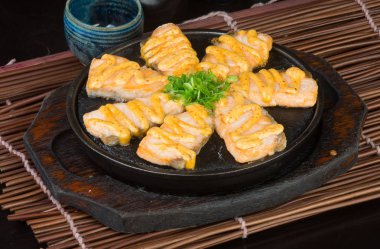 Japon mutfağı. sıcak tabak balık arka planda