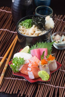 Japon mutfağı. sashimi arka planda