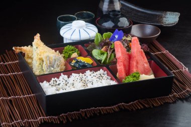 Japon mutfağı. Öğle Yemeği kutu set arka planda