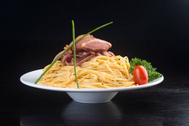 Japon mutfağı. arka planda spagetti