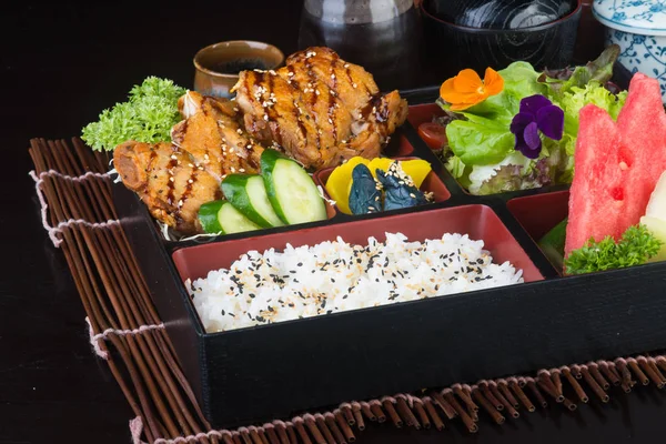 Японская кухня. Обеденная коробка на заднем плане — стоковое фото