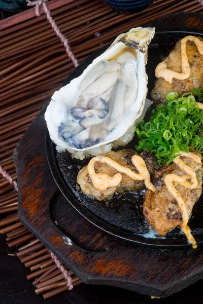 Cocina japonesa. plato caliente comida de mar en el fondo —  Fotos de Stock