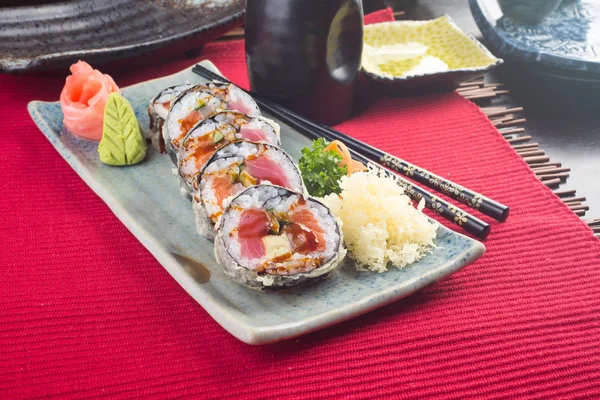 Cuisine japonaise. sushi sur le fond — Photo